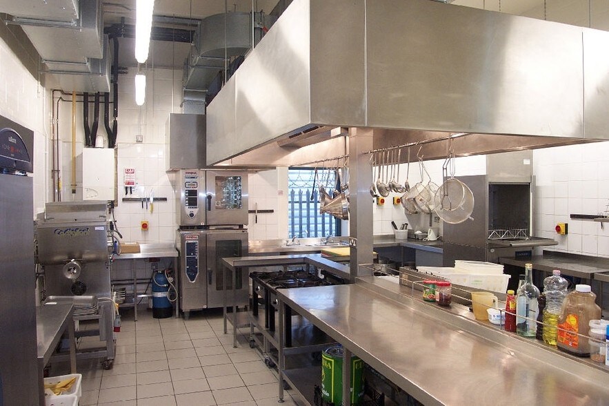 Oliver Rd, London for sale - Interior Photo - Image 2 of 22