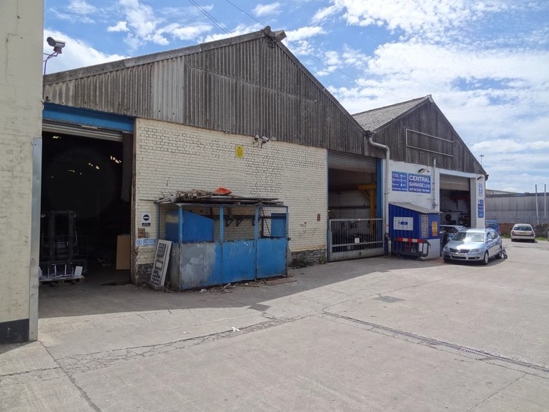 Wood Rd, Kingswood to rent - Building Photo - Image 2 of 5