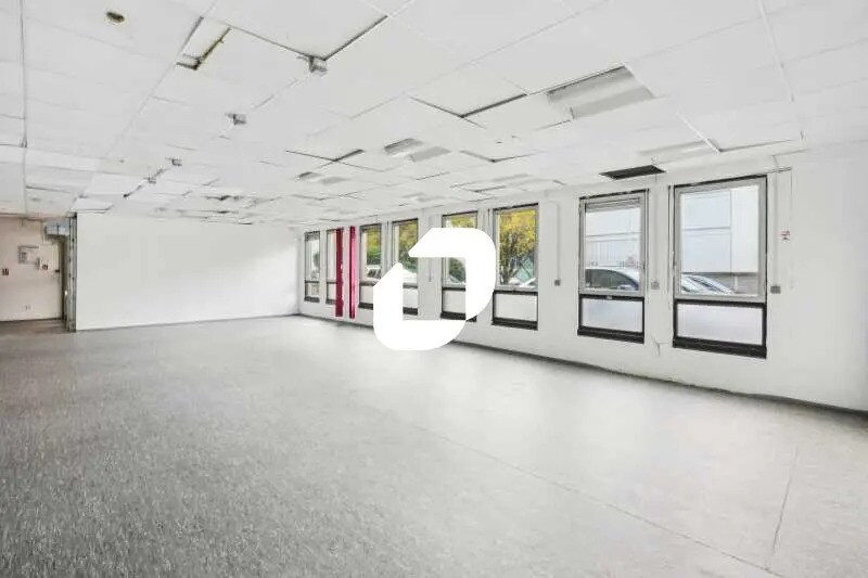 Office in Courbevoie to rent Interior Photo- Image 1 of 12