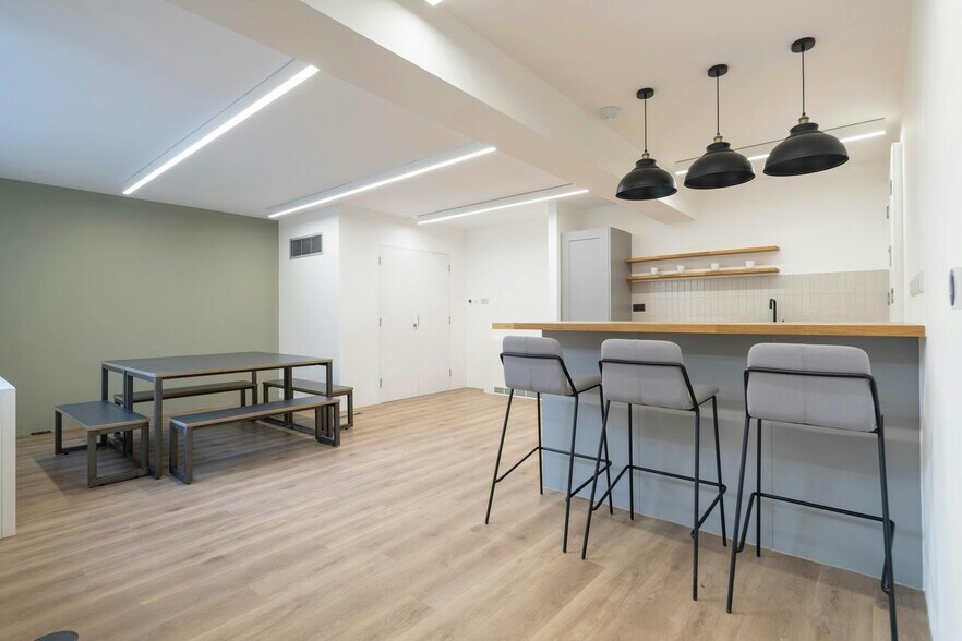 16-18 Kirby St, London to rent - Building Photo - Image 3 of 34
