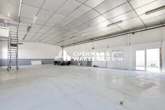 Light Industrial in Décines-Charpieu to rent Building Photo- Image 2 of 4