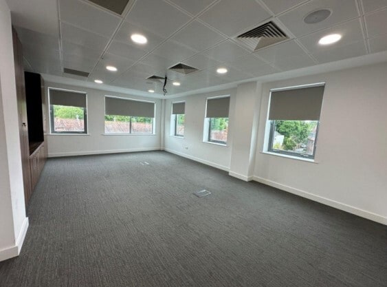 42-50 High St, Esher to rent - Interior Photo - Image 3 of 13