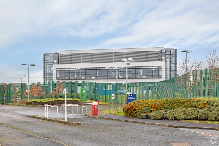 Red Hall Crescent, Wakefield for sale - Primary Photo - Image 1 of 1