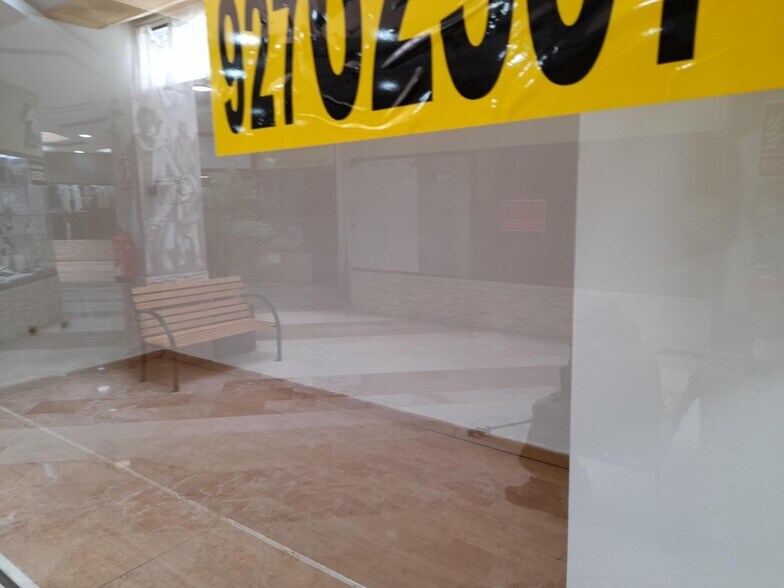 Retail in Cáceres, Cáceres to rent - Building Photo - Image 3 of 4