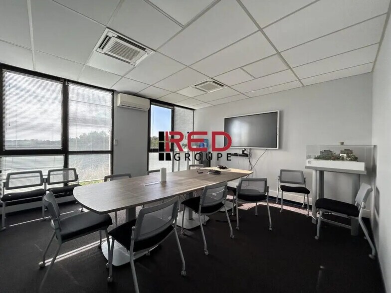 Office in Aix-en-Provence to rent - Building Photo - Image 1 of 5