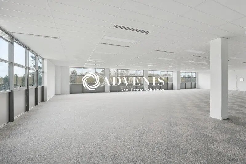 Light Industrial in Guyancourt to rent Building Photo- Image 1 of 6