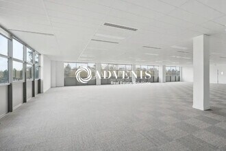 Light Industrial in Guyancourt to rent Building Photo- Image 1 of 6