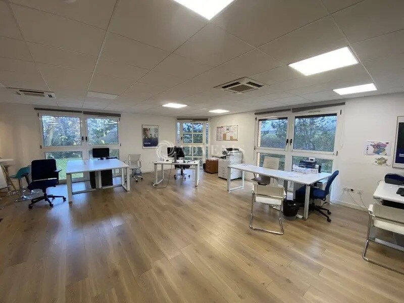 Office in Montigny-le-Bretonneux to rent Building Photo- Image 1 of 6