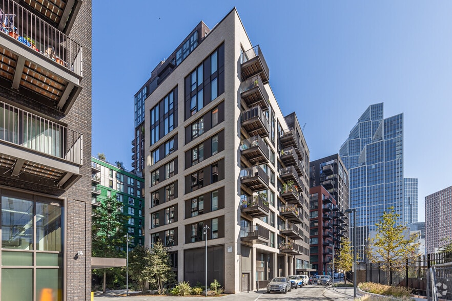 2 Ravine Way, London to rent - Primary Photo - Image 3 of 4