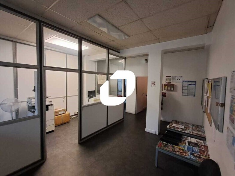 Office in Rueil-Malmaison to rent - Interior Photo - Image 3 of 24