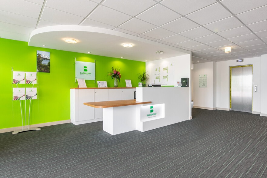 1 Winnall Valley Rd, Winchester to rent - Interior Photo - Image 2 of 10