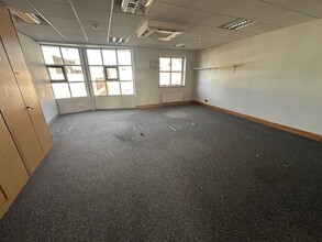 25-28 Herschel St, Slough to rent Interior Photo- Image 2 of 3