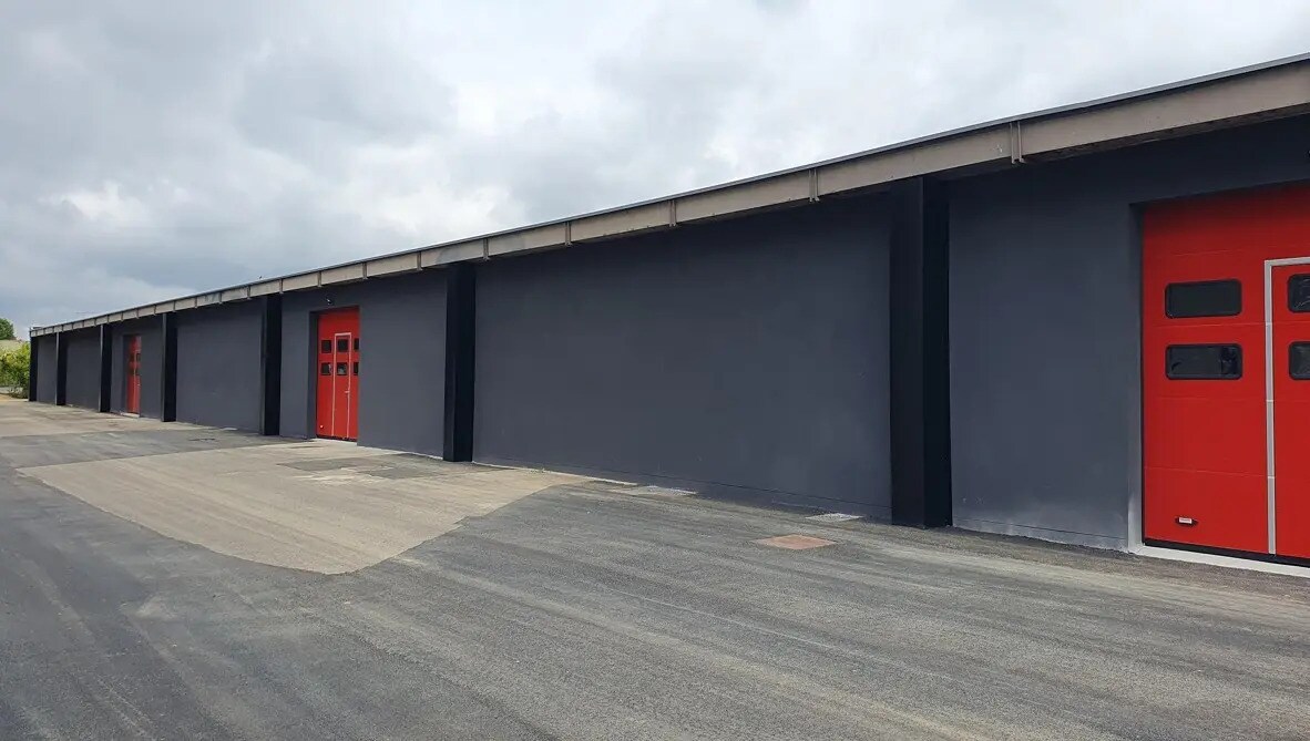 Light Industrial in Coignières to rent Building Photo- Image 1 of 4