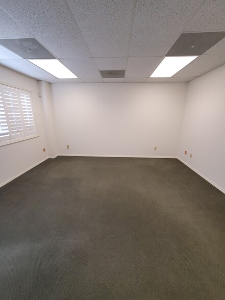 220 E Clark Ave, Santa Maria, CA for rent - Building Photo - Image 3 of 8