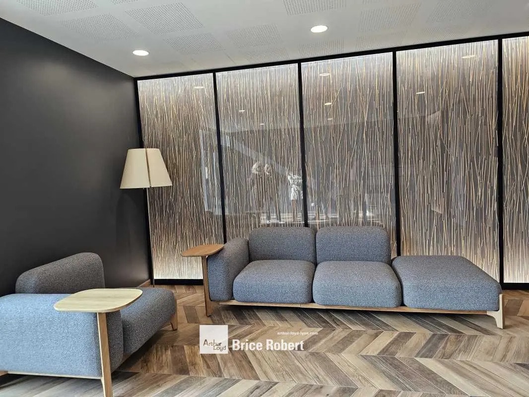 Office in Lyon to rent Lobby- Image 1 of 13