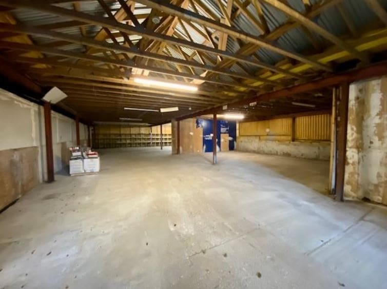 52 Evingar Rd, Whitchurch to rent Building Photo- Image 1 of 2