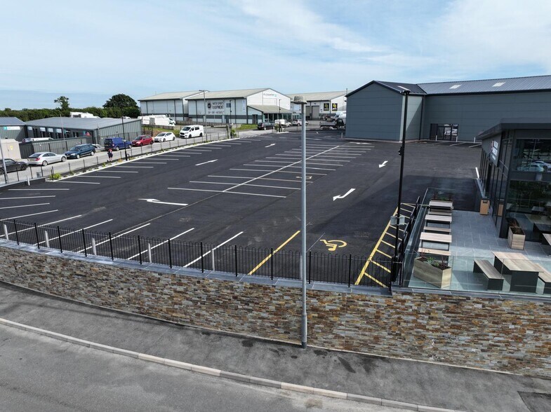 1-4 Estuary Retail Park, Wadebridge to rent - Building Photo - Image 3 of 10