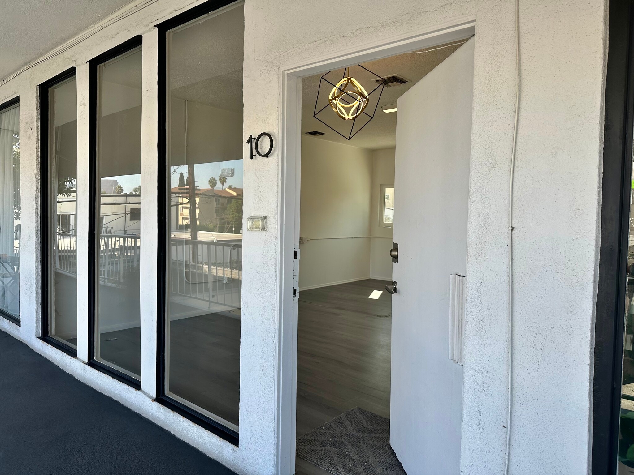 1010-1012 S Robertson Blvd, Los Angeles, CA to rent Interior Photo- Image 1 of 5