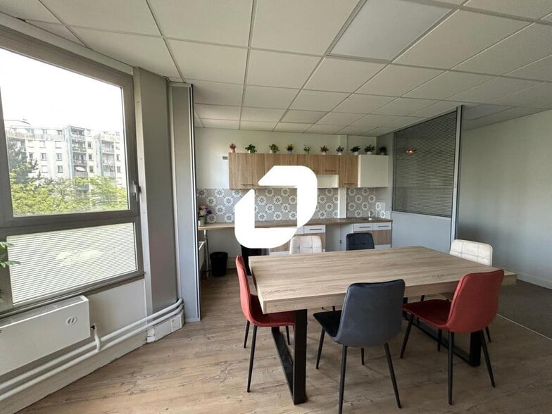 14 Place Georges Pompidou, Noisy-le-Grand to rent - Interior Photo - Image 1 of 10