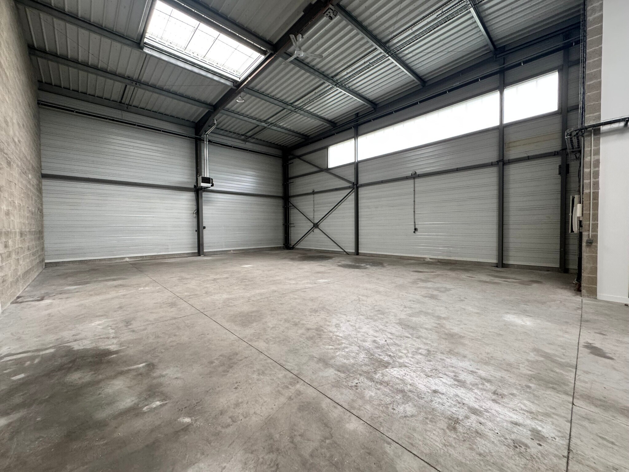 Light Industrial in Frépillon to rent Interior Photo- Image 1 of 11