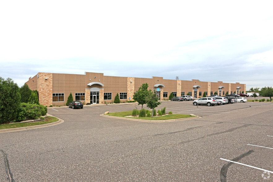 1975 Oakcrest Ave, Roseville, MN for rent - Building Photo - Image 1 of 8