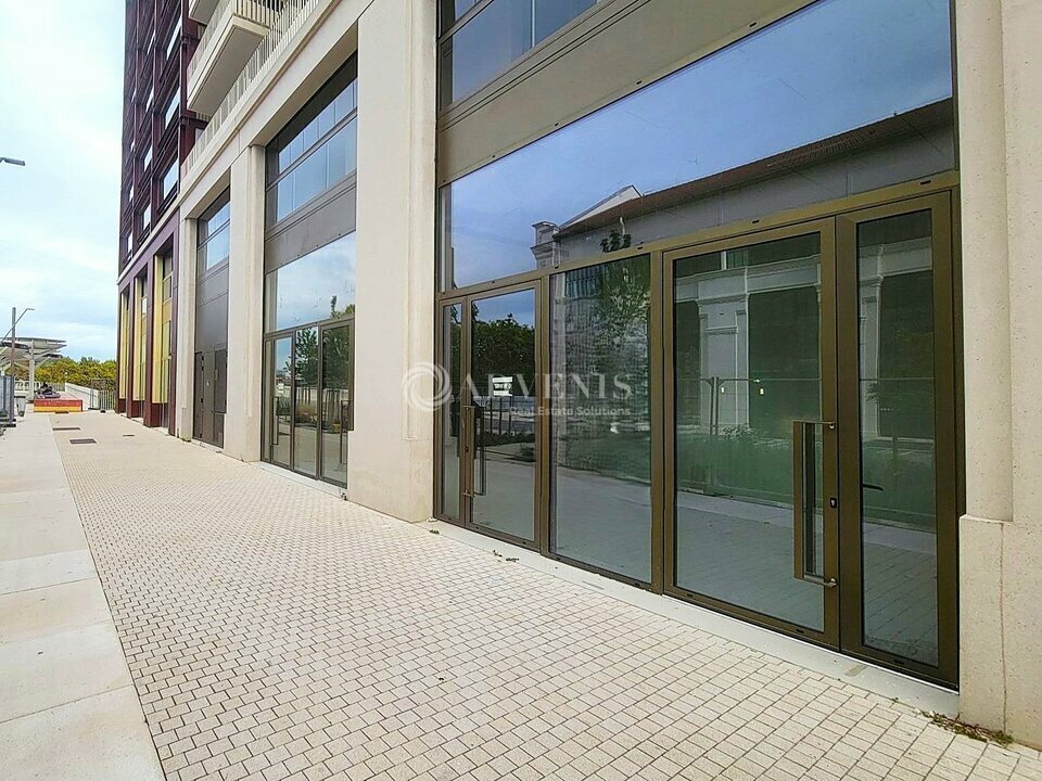 Retail in Saint-Denis to rent Building Photo- Image 1 of 6