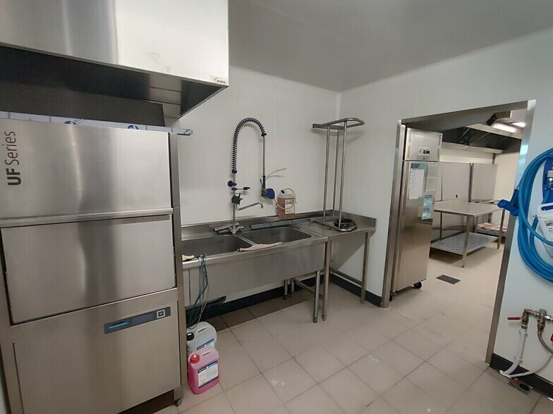 Industrial in Grenay to rent - Interior Photo - Image 2 of 12