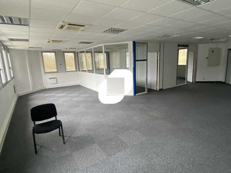 Office in Bron to rent - Interior Photo - Image 3 of 9