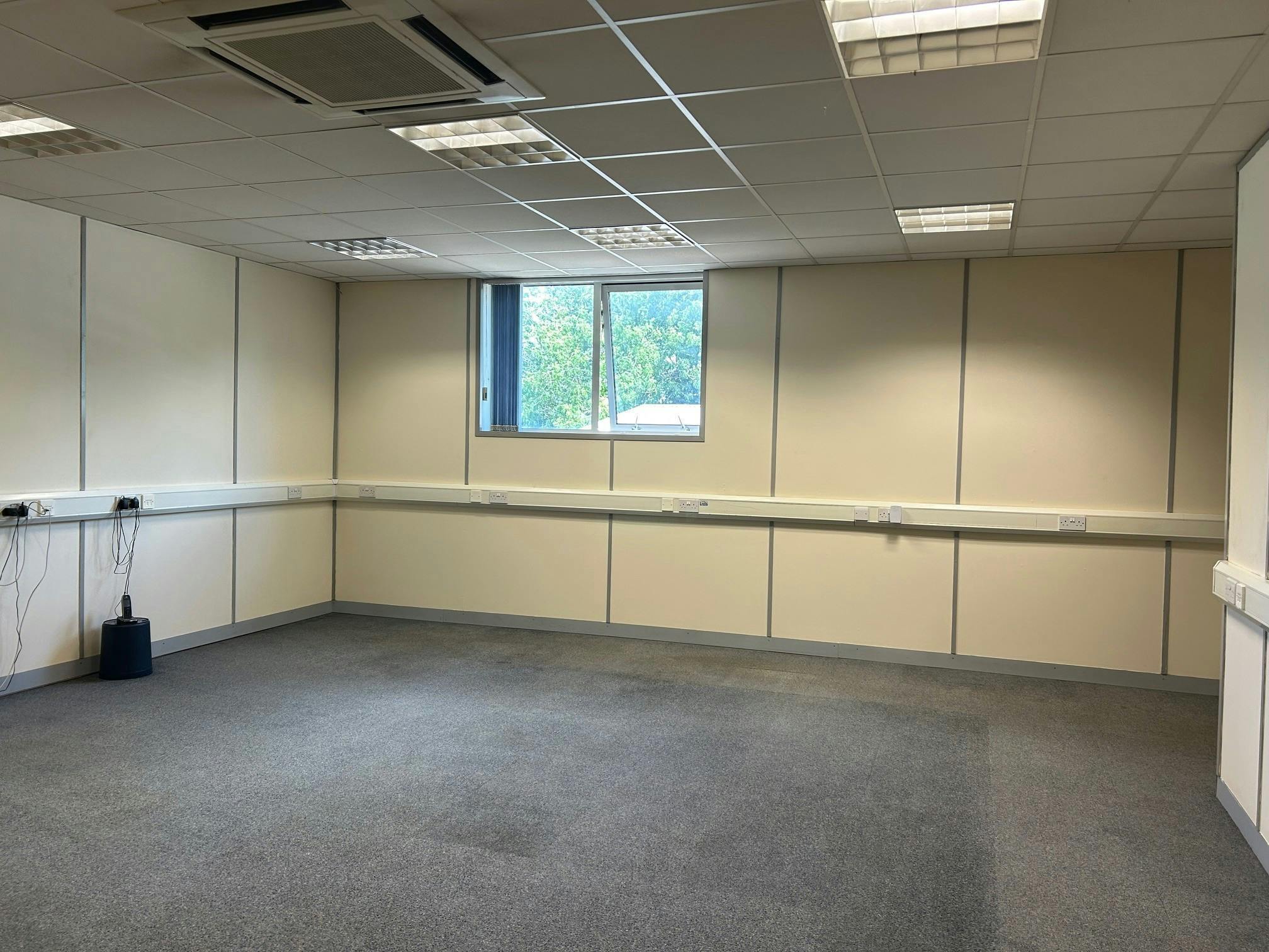 Aragon Rd, Yateley to rent Building Photo- Image 1 of 4