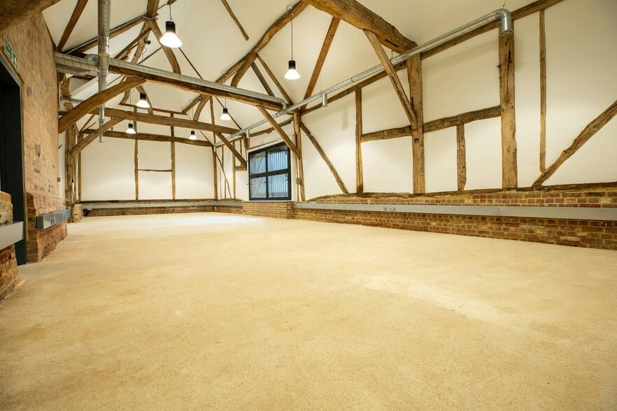 Manor Farm Barns, Hughenden Manor Estate, High Wycombe to rent - Building Photo - Image 3 of 10