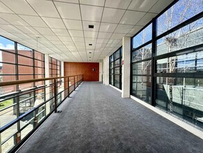 Office in Saint-Priest to rent Interior Photo- Image 2 of 10