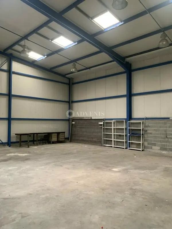 Location Entrepôt 672 m²