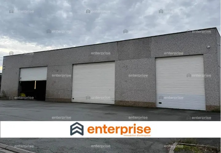 Location Local d'activités 700 m² - Photo 1