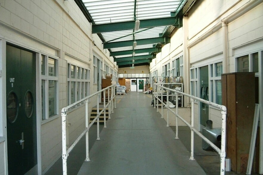 Wade Rd, Basingstoke to rent - Interior Photo - Image 2 of 4