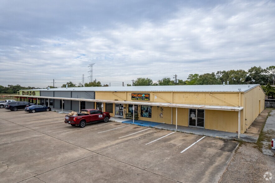 1908 Hialeah Dr, Seabrook, TX for sale - Primary Photo - Image 1 of 1