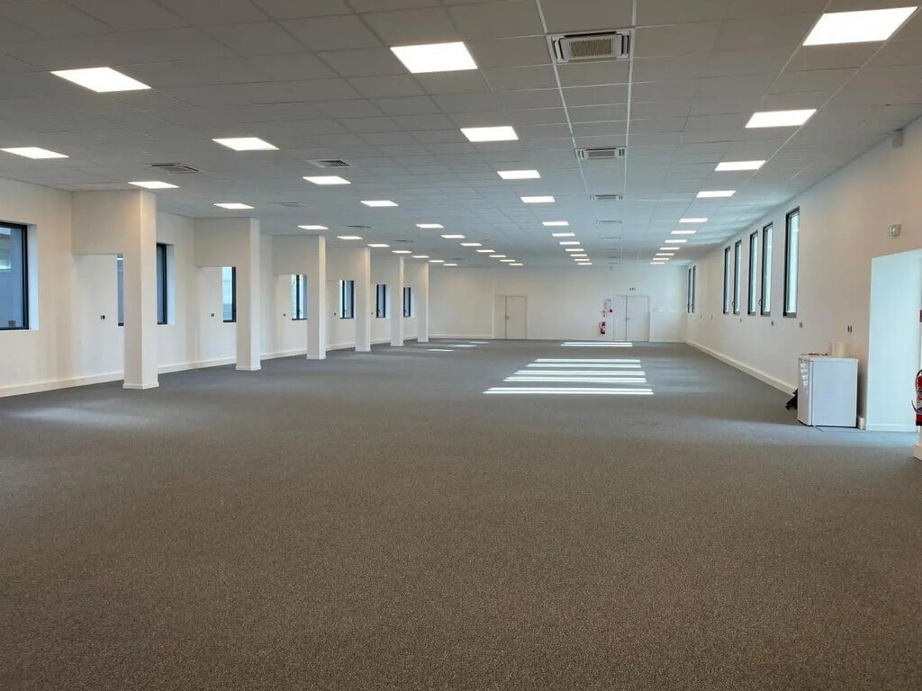 Location Bureaux 609 m² - Photo 1