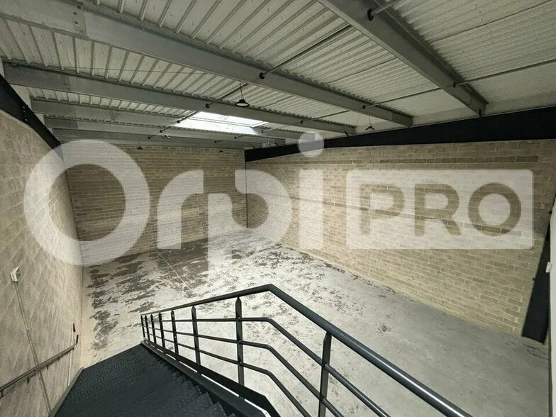 Light Industrial in Bondoufle to rent - Building Photo - Image 3 of 6