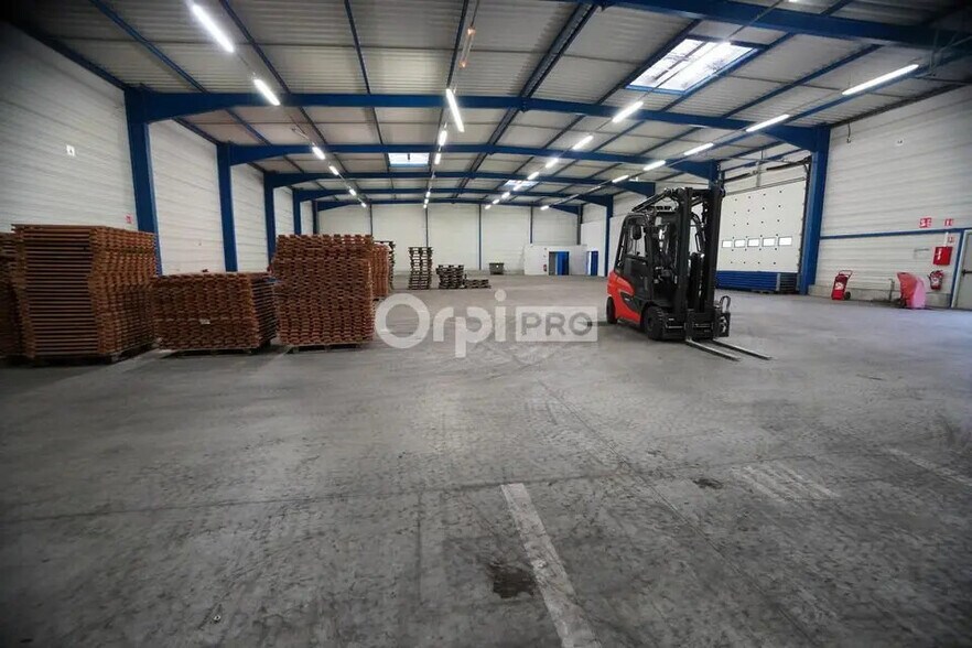 Light Industrial in Saint-Apollinaire to rent - Interior Photo - Image 2 of 8