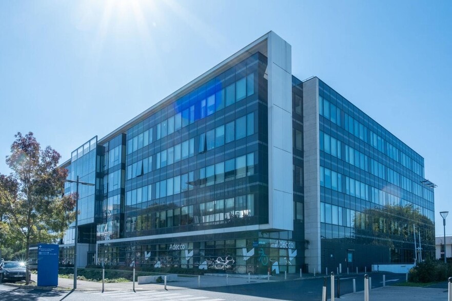 Office in Rungis to rent - Building Photo - Image 1 of 2