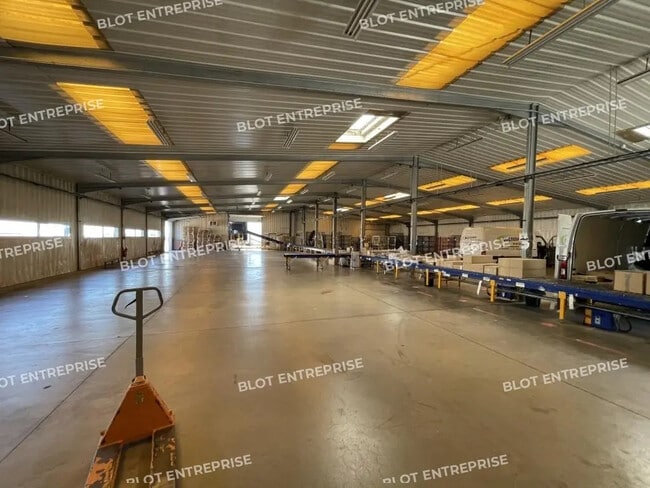 Location Local d'activités 1 350 m²