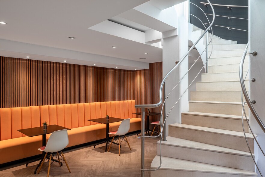 12 Margaret St, London to rent - Interior Photo - Image 3 of 6