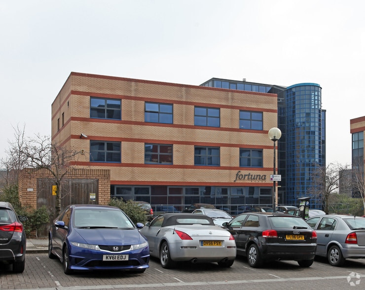 651 South Fifth St, Milton Keynes to rent - Building Photo - Image 2 of 2