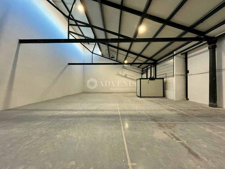 Light Industrial in Saint-Denis to rent - Interior Photo - Image 3 of 8