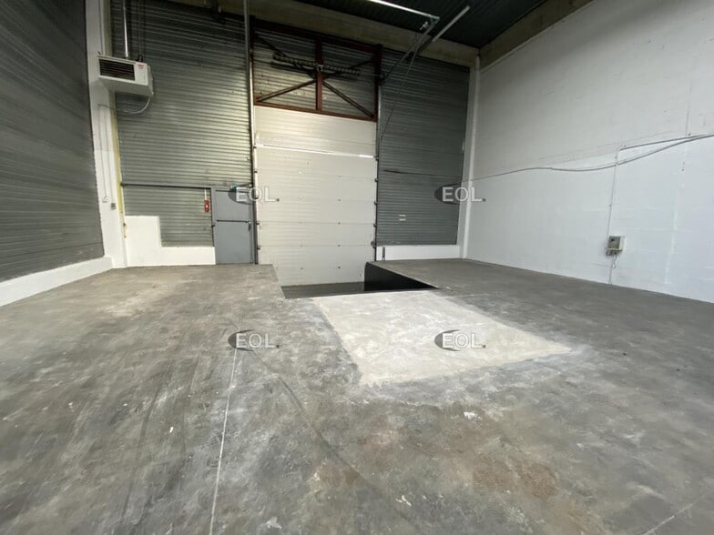 Light Industrial in Coignières to rent - Interior Photo - Image 3 of 9