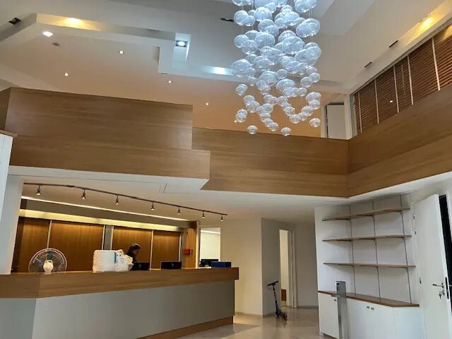 Retail in Lyon to rent Interior Photo- Image 1 of 31