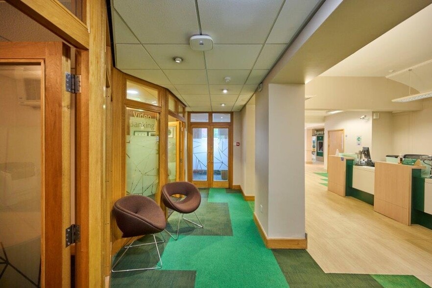 5 The Sq, Petersfield for sale - Interior Photo - Image 3 of 4