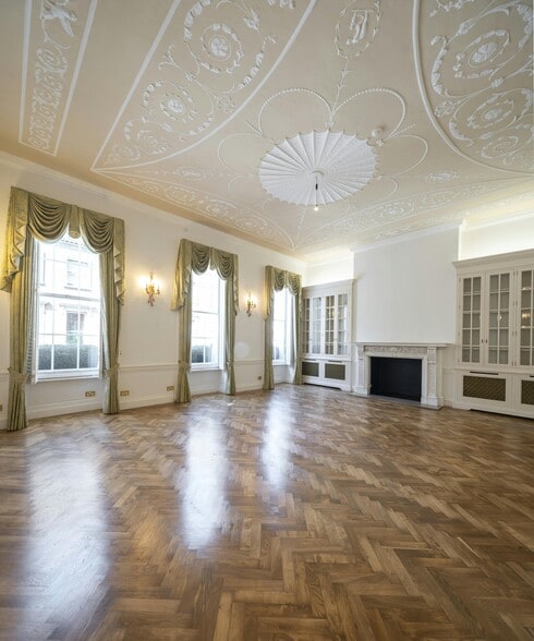 42 Wimpole St, London to rent - Building Photo - Image 2 of 8