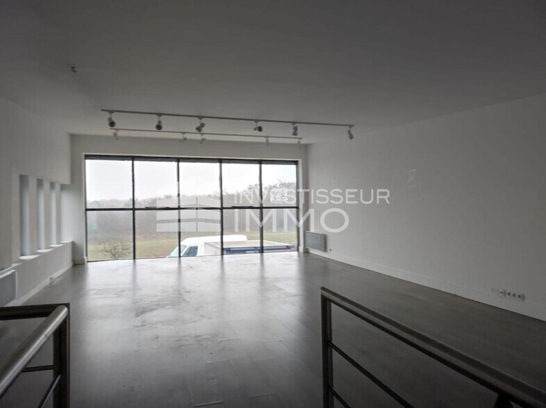 Light Industrial in Émerainville to rent - Interior Photo - Image 2 of 3
