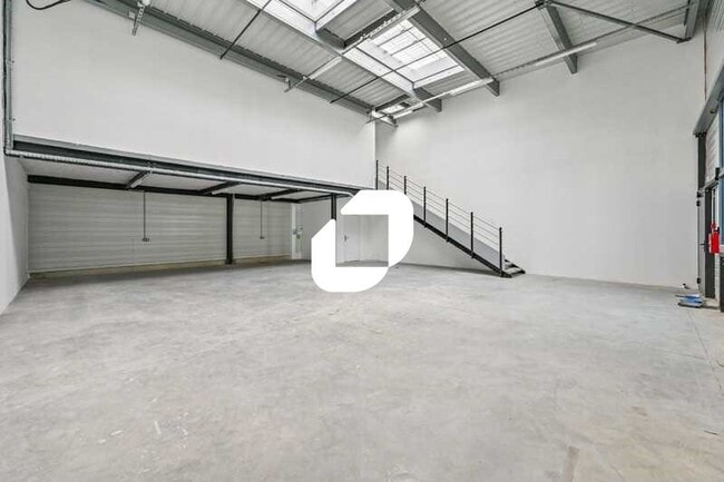 Location Local d'activités 200 m² à 400 m²