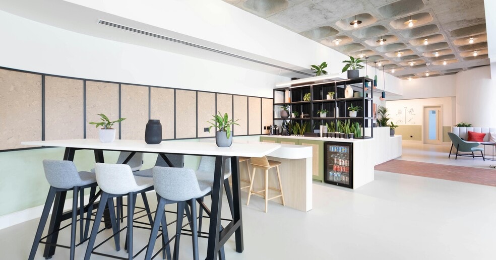 46 Clarendon Rd, Watford to rent - Building Photo - Image 2 of 10